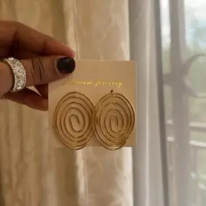 Boucle d’oreille dorée circle center