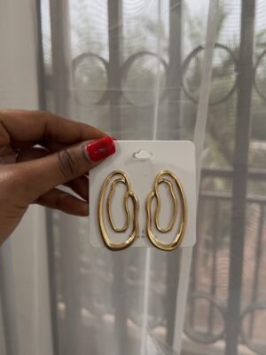 Boucle d’oreille irrégulière doré