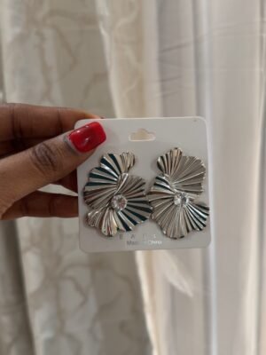 Boucle d’oreille fleur argentée