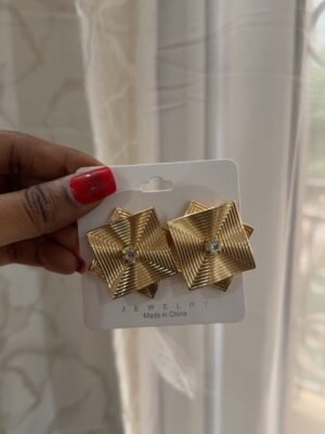 Boucle d’oreille dorée pyramide cristal
