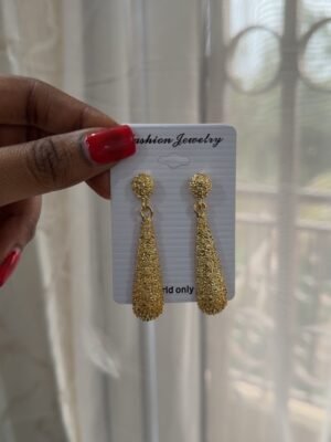Boucle d’oreille goutte dorée