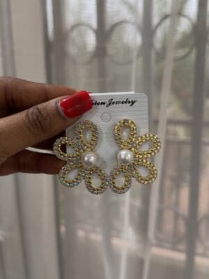 Boucle d’oreille demi fleur en perle