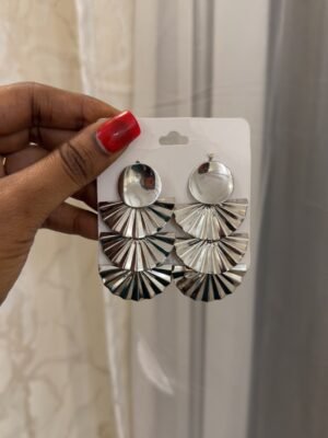 Boucle d’oreille argentée pétale