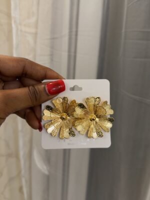 Boucle d’oreille dorée fleuri