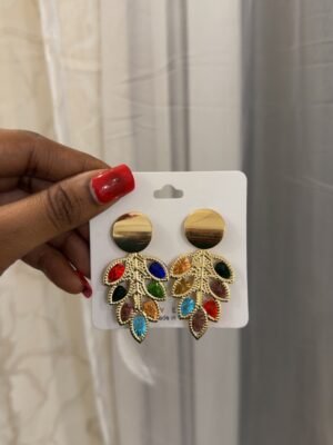 Boucle d’oreille dorée multicolore