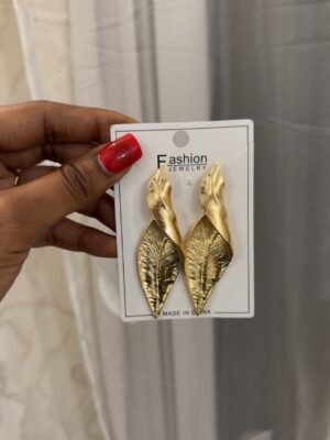 Boucle d’oreille doré feuille