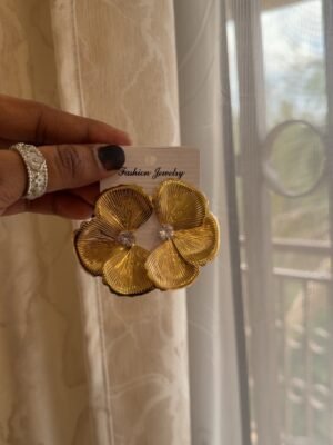 Boucle d’oreille dorée en demi fleur