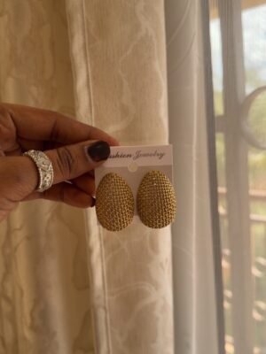 Boucle d’oreille dorée ovale
