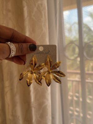 Boucle d’oreille dorée pétale brillant